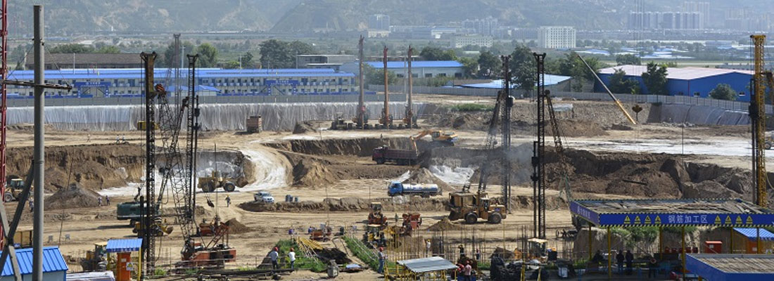 建筑埋在地面以下的部分稱為基礎(chǔ)。承受由基礎(chǔ)傳來(lái)荷載的土層稱為地基，位于基礎(chǔ)底面下第一層土稱為持力層，在其以下土層稱為下臥層。地基和基礎(chǔ)都是地下隱蔽工程，是建筑物的根本，它們的勘察、設(shè)計(jì)和施工質(zhì)量關(guān)系到整個(gè)建筑的安全和正常使用。